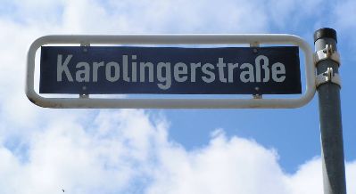 Karolingerstraßenschild